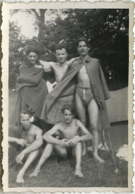 ALTES FOTO - VINTAGE SNAPSHOT - MANN NACKTER OBERKÖRPER SLIP GRUPPE LUSTIG - MAN