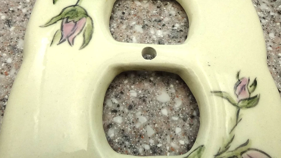 Cubierta de placa de toma eléctrica vintage hecha a mano, pintada a mano, flores rosas Foto 3 de 4