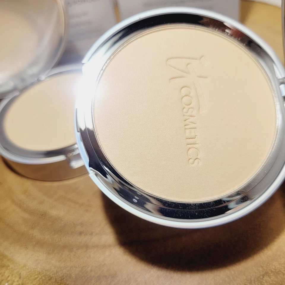 2x it Cosmetics YOUR SKIN BUT BETTER CC+ Airbrush Perfecting Powder (Light) - Image 3 of 4