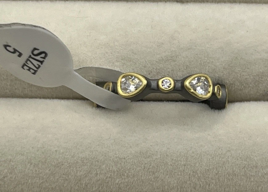 Anillo apilable Freida Rothman negro y dorado con forma de marquesa circonita cúbica piedra talla 5 Foto 2 de 4