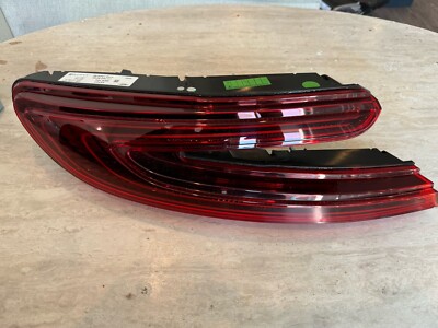 NEW 17 to 24. ASTON MARTIN DB11 LH LEFT DRIVER SIDE LED TAILLIGHT Genuine Oem