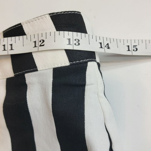 Falda para mujer Elle Rae, M, a rayas blancas y negras con frente plateado a presión, corta, nueva con etiquetas - Imagen 8 de 10