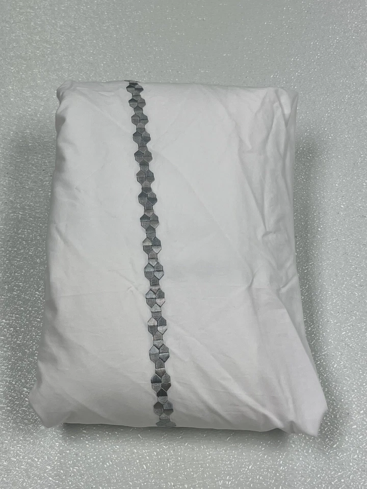 Matouk Ivins Embroidered Queen Duvet Cover $900 Preowned W/defects - Image 3 of 4