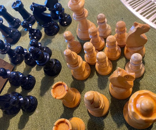 VINTAGE SCHACHFIGUREN SET IN HOLZKISTE - KOMPLETT - GESTEMPELT FRANZÖSISCHES SCHACH - FRANKREICH - Bild 3 von 9