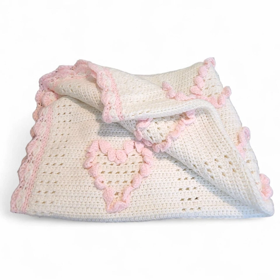 Manta de bebé vintage hecha a mano para niñas corazones blancos rosas guardería tejida tiro Foto 4 de 4