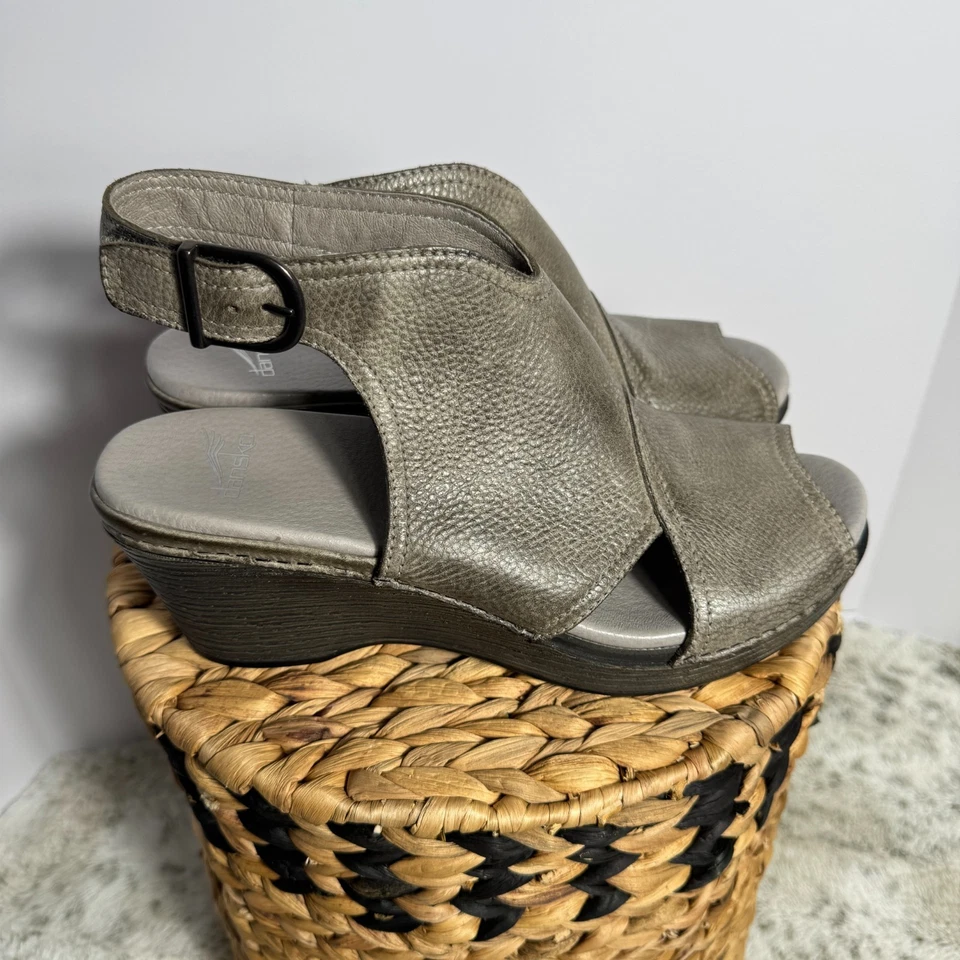 NUEVO Dansko Vanda Cuero Punta abierta Tobillo Eslinga Trasera Para Mujer Talla 41 Gris Guijarro Foto 3 de 4