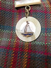 Broche voilier vintage maritime, émail sur cuivre montée sur coquille-naca. Unique