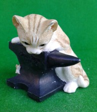 SHERRATT & SIMPSON “CAT WITH MOUSE AND ANVIL” FIGURINE.