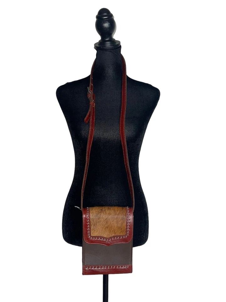 Bolso Bandolera American West Marrón Cuero Genuino Pelo de Animal Tachonado Foto 2 de 4