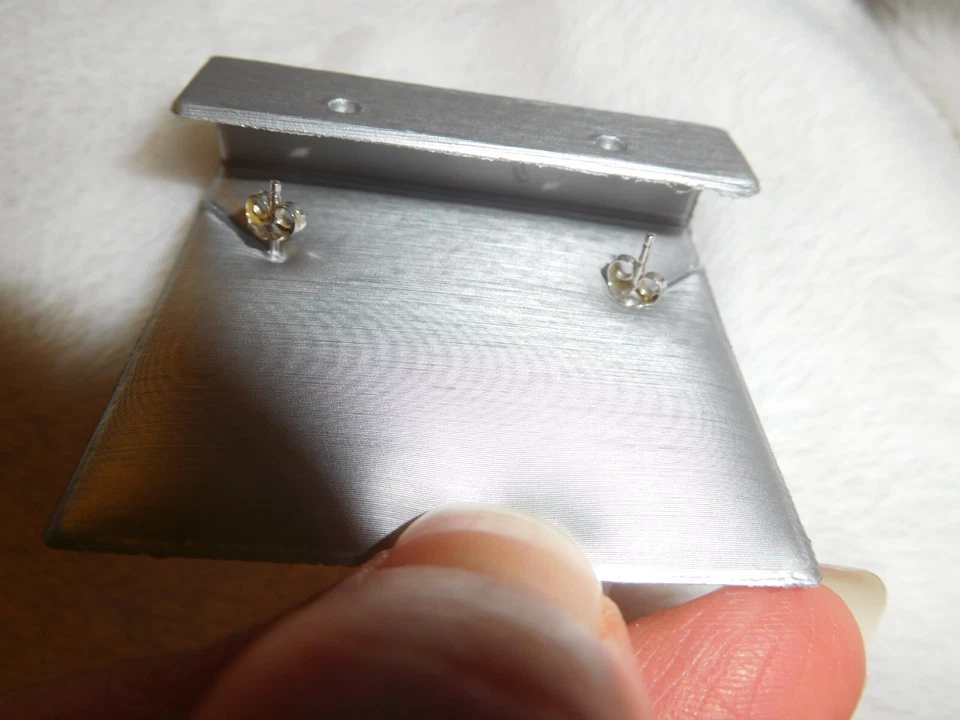 Aretes Zales de plata esterlina de corte cojín creados en laboratorio con rubí y zafiro blanco Foto 4 de 4