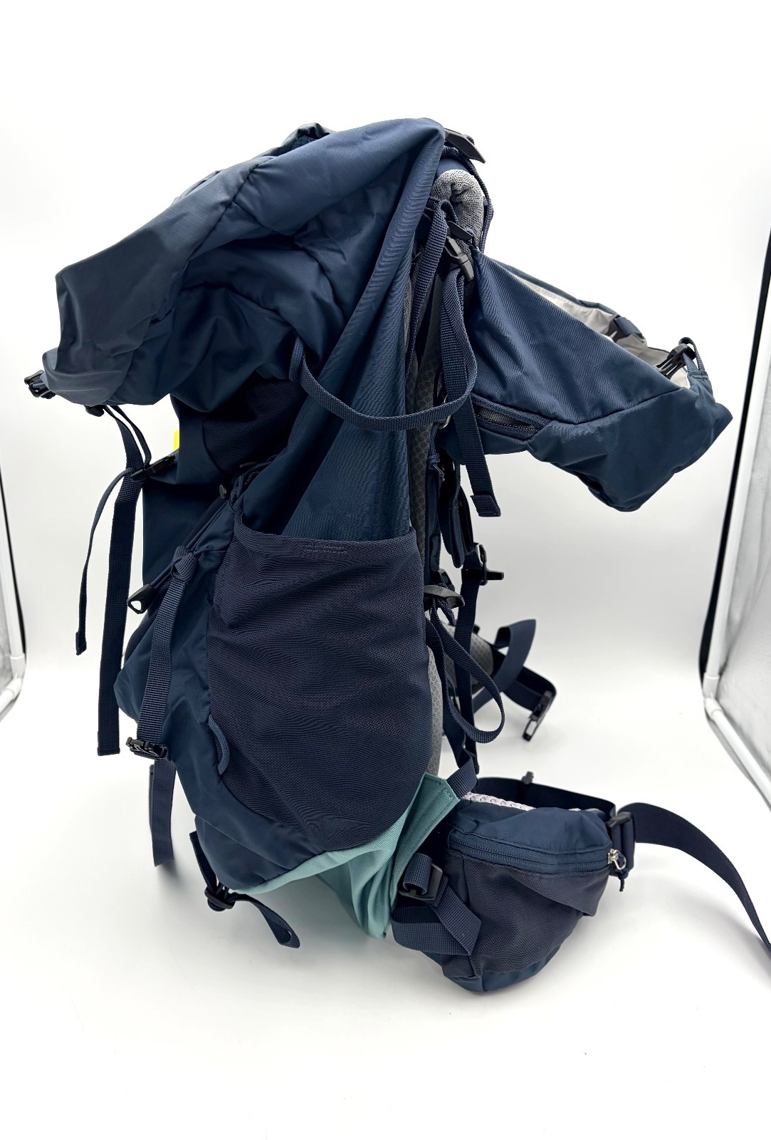 [NEW with tags] Deuter Women's Act Lite 45+10 SL Lightweight Backpack (Ink-jade)