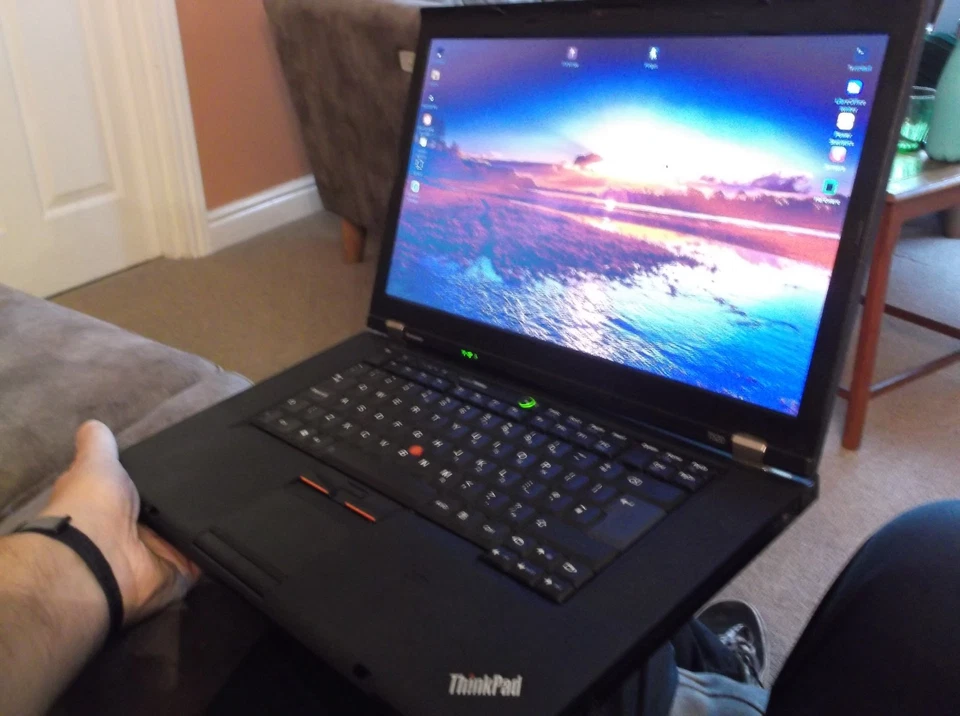 Thinkpad T520 Laptop 2.50 GHz Dual Core i5 5GB RAM 500GB HDD - Linux Mint!! - Image 2 of 4