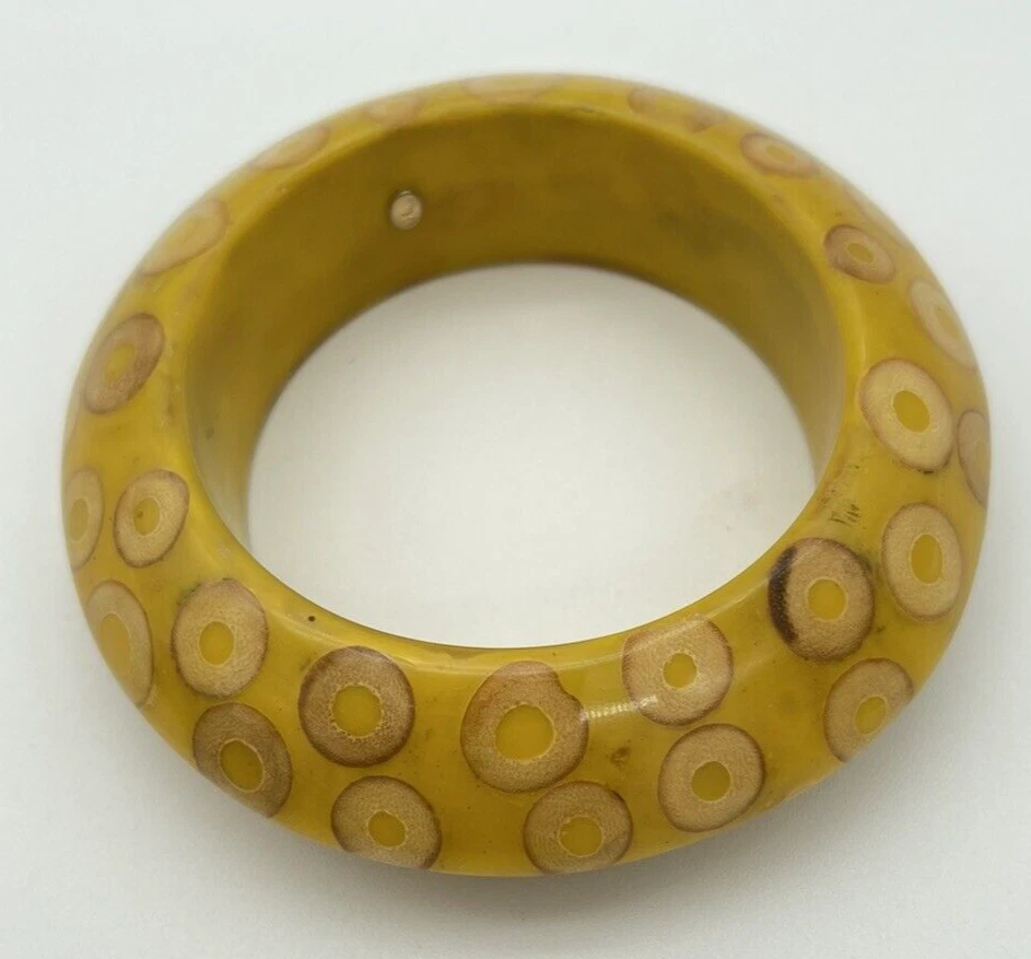 Brazalete grueso Kenneth Jay Lane KJL con madera encapsulada - amarillo firmado Foto 2 de 4