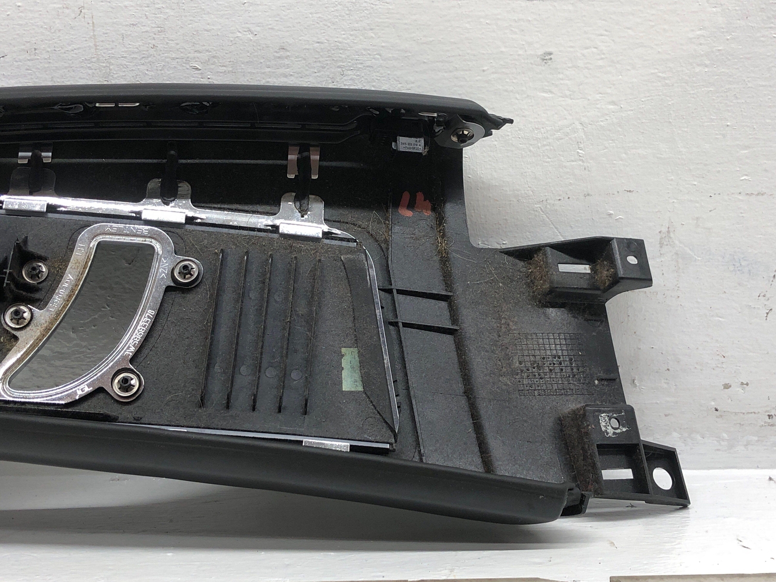 2006-2012 BENTLEY CONTINENTAL LEFT UPPER B PILLAR PANEL 3W5868313 *BROKEN TAB*
