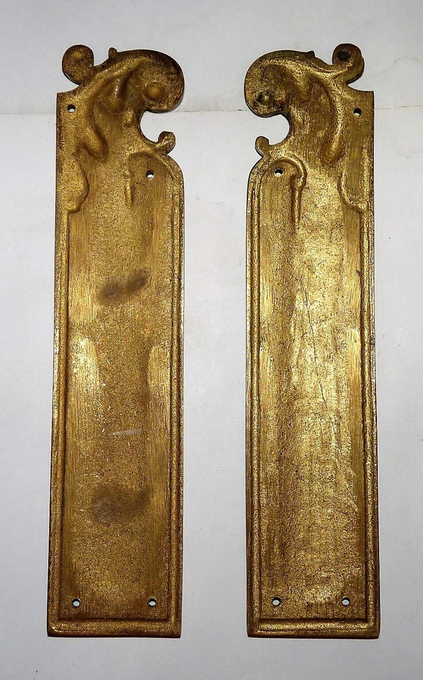 LOT DE 2 BELLES PLAQUES DE PROPRETE EN LAITON CISELEES TBE - Photo 3/3