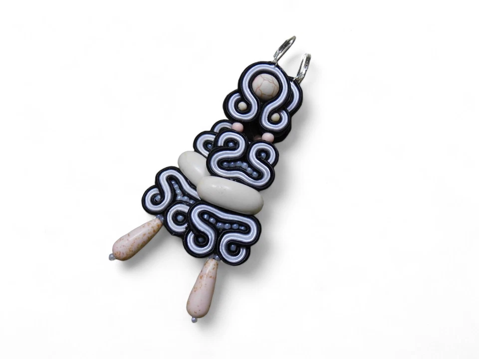 Schwarz-weiße, handgenähte Ohrringe im Azteken-Stil - Bild 3 von 4