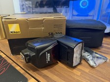 Nikon SB-700 Speedlight Flash   Excellent Condition   Complete w/ Accessories