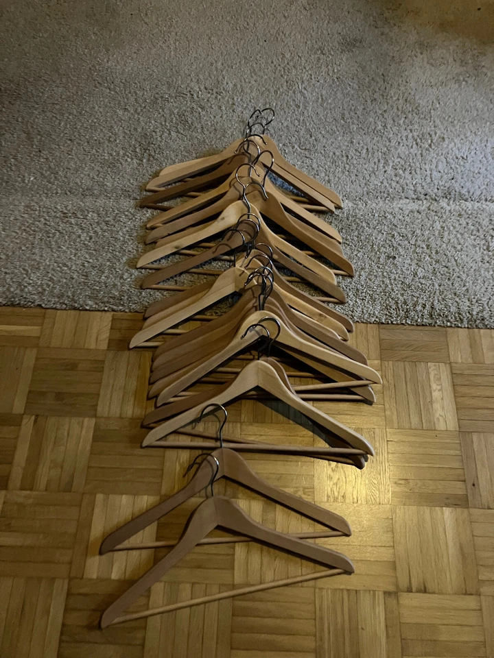 20 Stck. Holzbügel, gebraucht wegen Umzug fast geschenkt