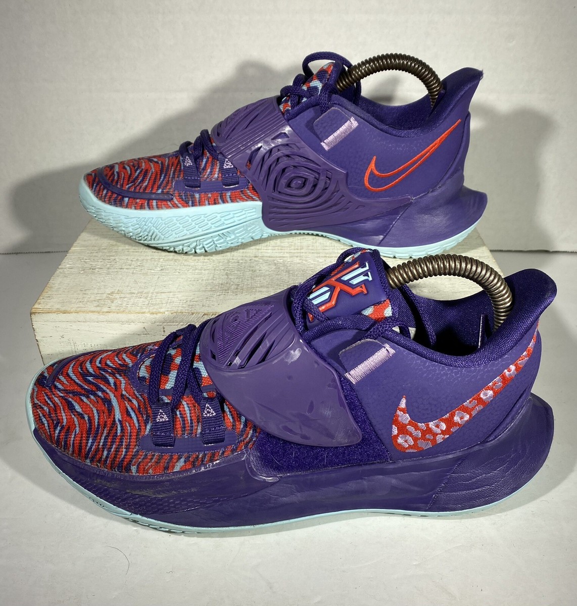 NIKE Kyrie Low 3 Eclipse Orchid Purple Chile Red Men's Sz 7.5