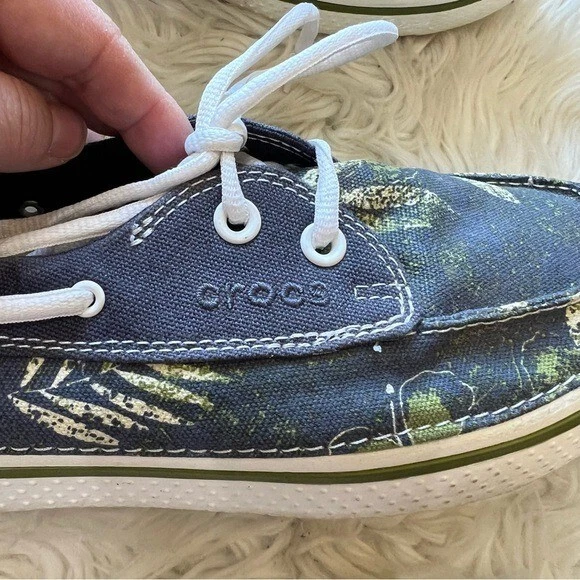 Zapatos de barco Crocs azul marino con estampado de camuflaje de lona con cordones para hombre talla 9” Foto 2 de 4