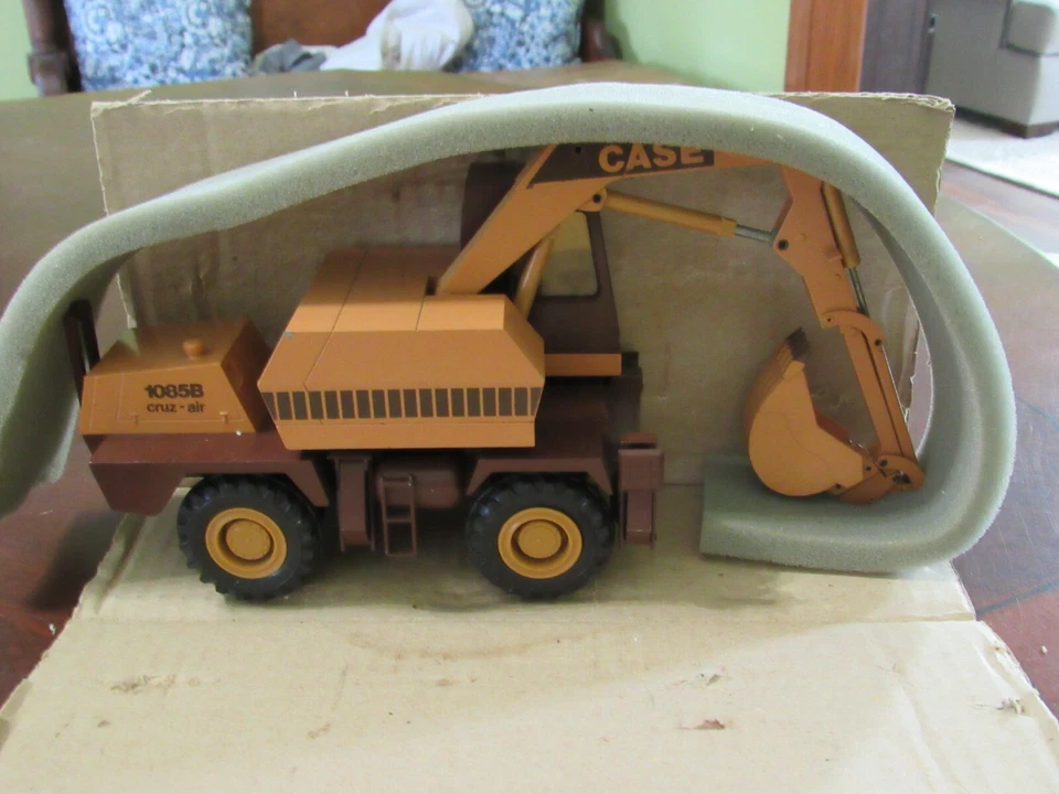 CONRAD #2962 1/35 CASE 1085 CRUZ-AIR - NIB - Image 2 of 4