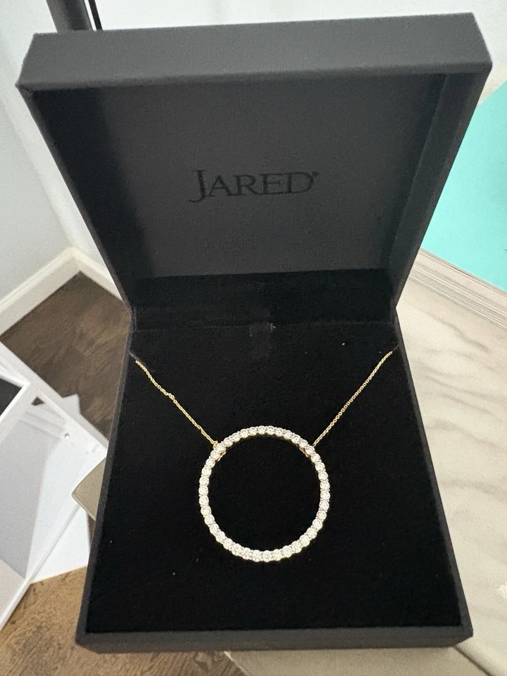 Collar colgante circular de diamantes redondos de 2 quilates y dos en cadena de oro amarillo de 14 quilates (Jared) Foto 3 de 4