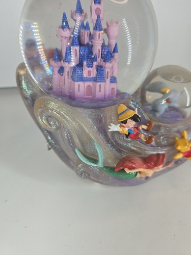 Disney magic kingdom multi personnage musical double globe de neige - Photo 2/7