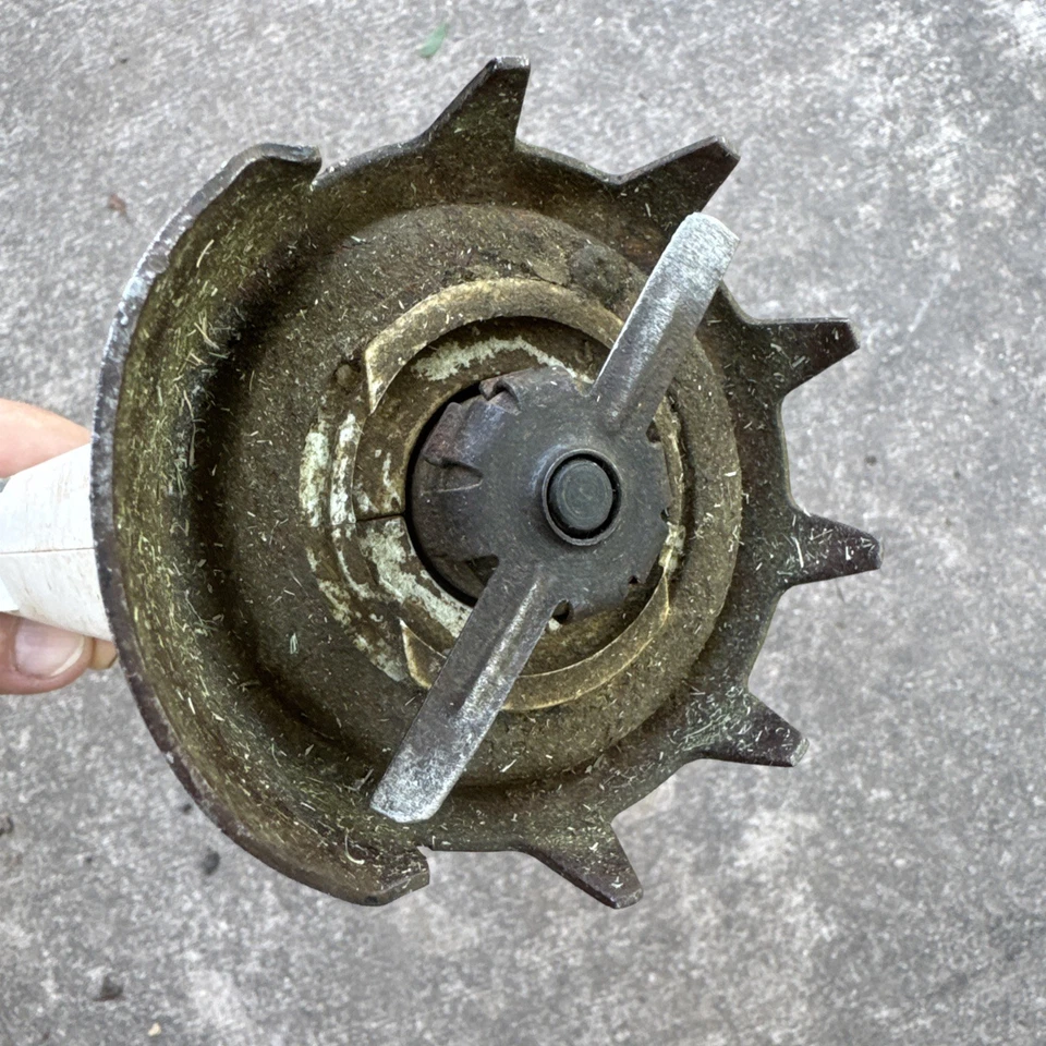 Original Black & Decker Grass Trimmer Electric With Steel Blades Works 1970’s - Image 4 of 4