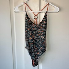 Costume da bagno DOLCE VITA pezzo unico Chevron piccolo collo a tuffo anello con cinturino zig zag