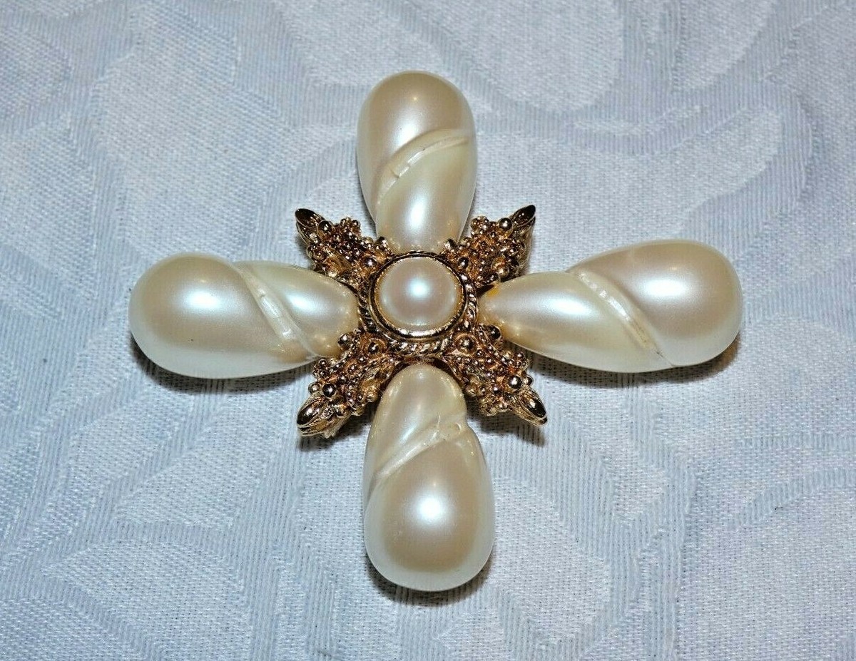 GIVENCHY クロス型ヴィンテージブローチ Rare Vintage Givenchy Cross-Shaped Brooch, Gold Tone w Faux Pearls