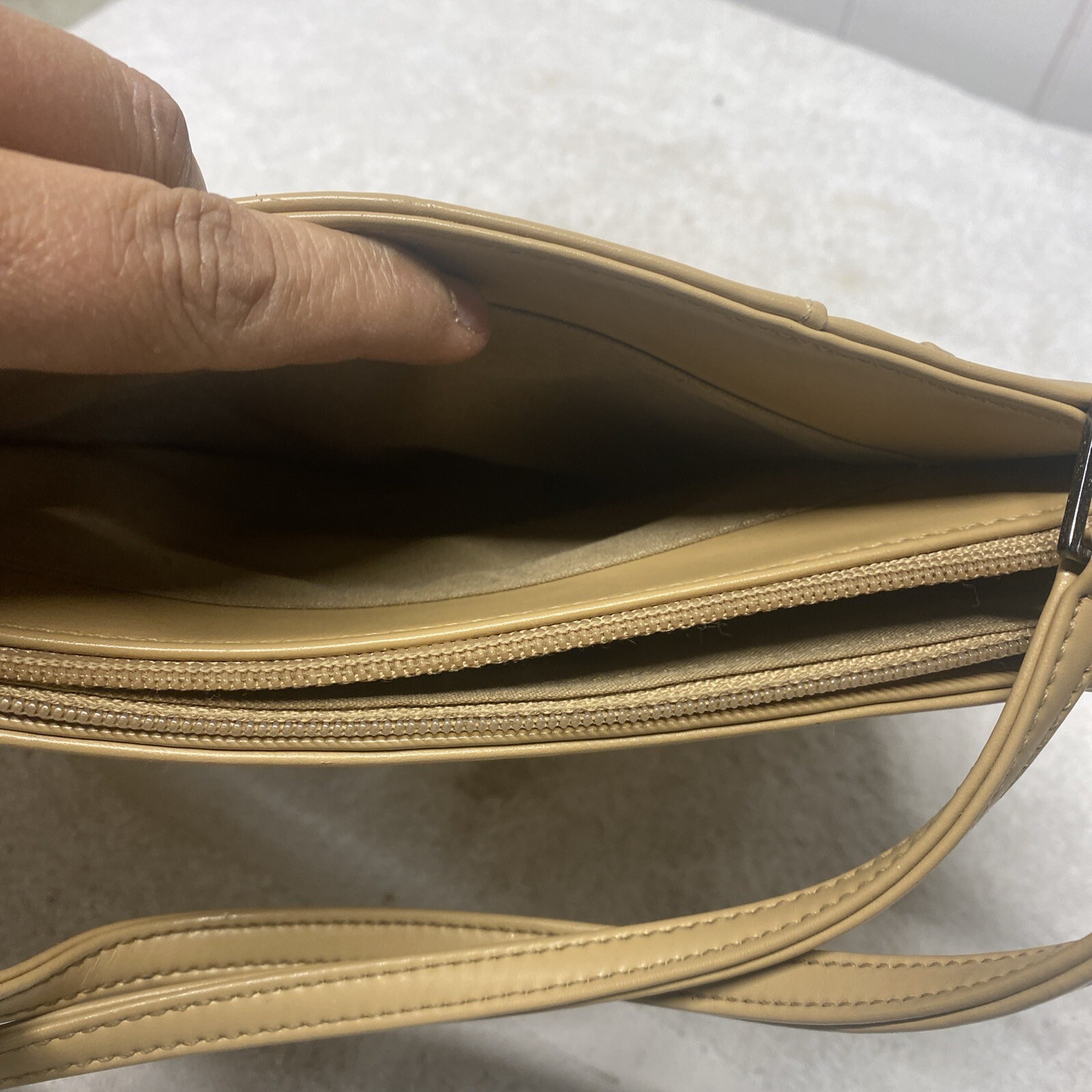 GUESS WOMEN'S BROWN FAUX LEATHER HANDBAG NICE! - image 6