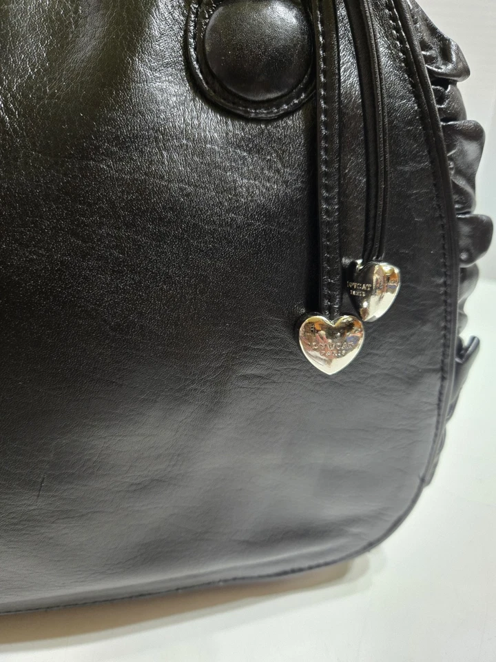 Bolso de Hombro LOVCAT PARIS Negro Cuero Genuino con Volantes y Dijes de Corazón Foto 3 de 4
