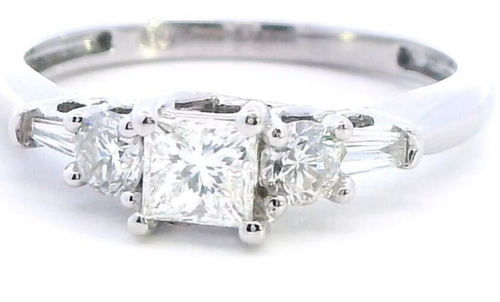Elegant 18ct White Gold Princess Cut Diamond Engagement Ring - Picture 2 of 15
