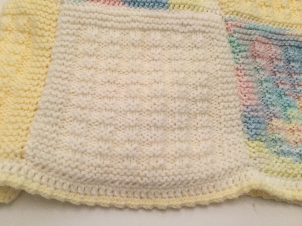 BABY AFGHAN - Malha à mão - Arco-íris/branco/amarelo - 48" X 34" - Máquina de lavar e secar - Imagem 4 de 4
