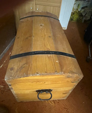 Holztruhe braun mit Metallbändern & Ringgriff, gewölbter Deckel 100x50x50