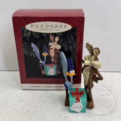HALLMARK Keepsake 1994 ROAD RUNNER AND WILE E. COYOTE Vintage CHRISTMAS ORNAMENT