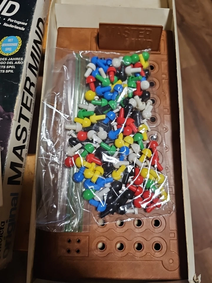 VINTAGE Original Mastermind Game 1972 100% COMPLETE! Good CONDITION INVICTA - Image 3 of 4