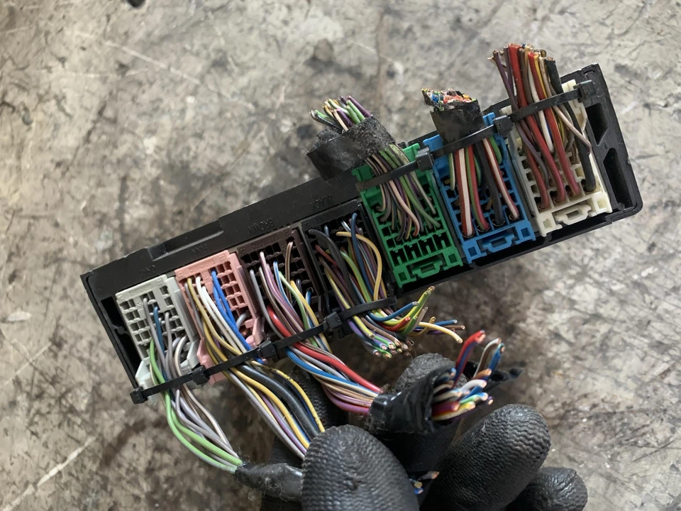 BODY COMPUTER PER OPEL Corsa E 3° Serie 13591589 (15>) - Immagine 2 di 4