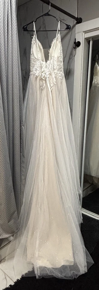 Wedding Dress White/Ivory Size 12 Lace On Top Sleeveless Back Zipper and corset - Image 4 of 4