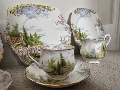 Sammlerstück 20er Jahre ROYAL ALBERT Kentish Rockery Bone China 2 Untertassen Vintage