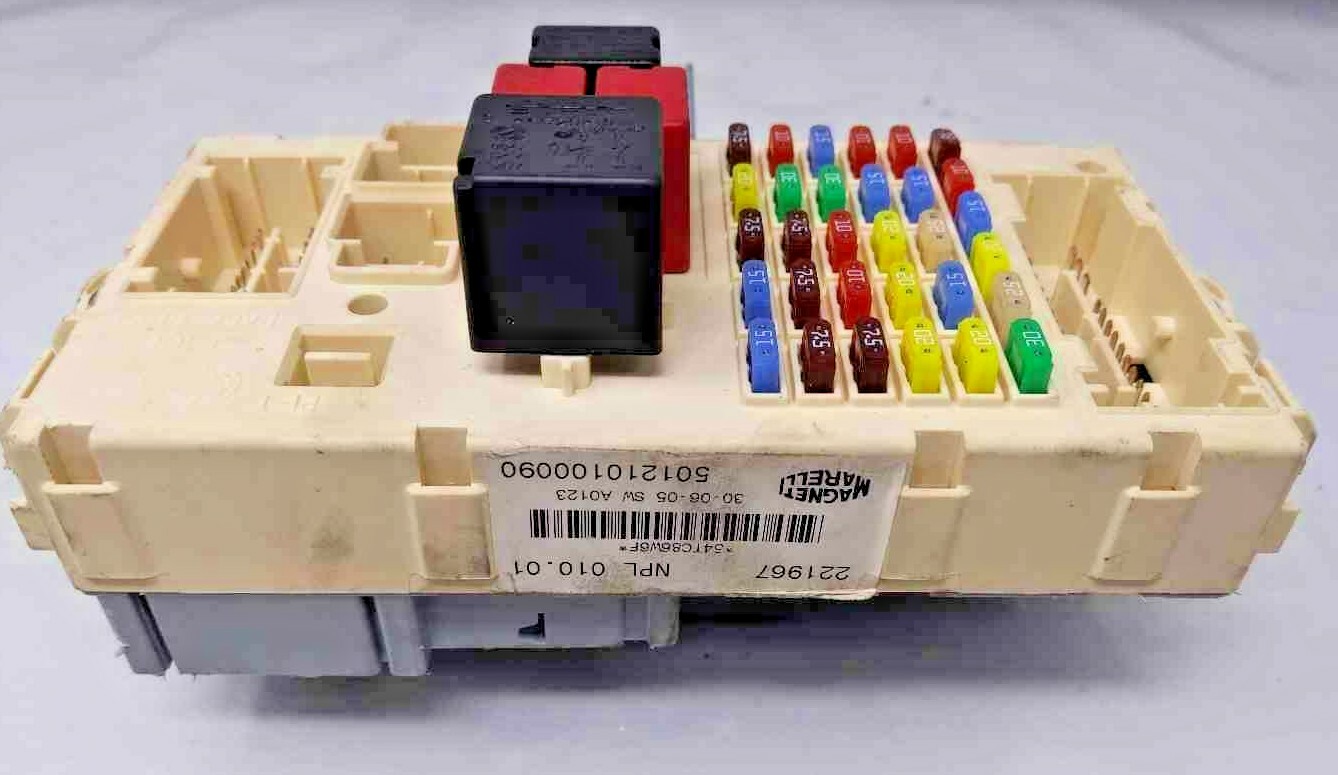 2006 MASERATI QUATTROPORTE SEDAN JUNCTION LH DASH FUSE BOX 221967 501210100090