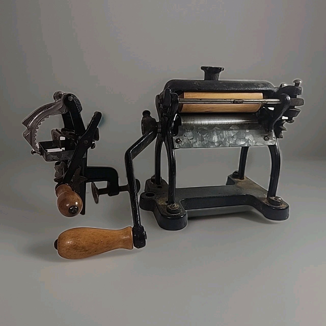 ANTIQUE VITANTONIO HAND CRANK PASTA MAKER/ROLLER - CAST IRON gnocchi & cavatelli