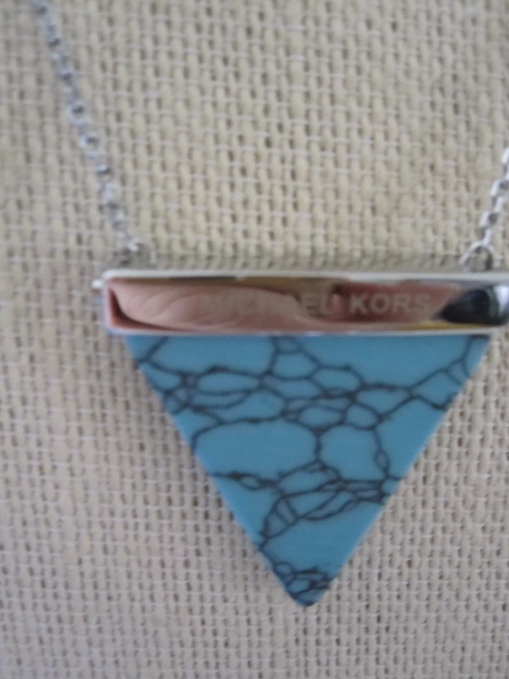 Nuevo con etiquetas Collar Michael Kors Pavé Imitación Turquesa Brillo - $165 Foto 3 de 4