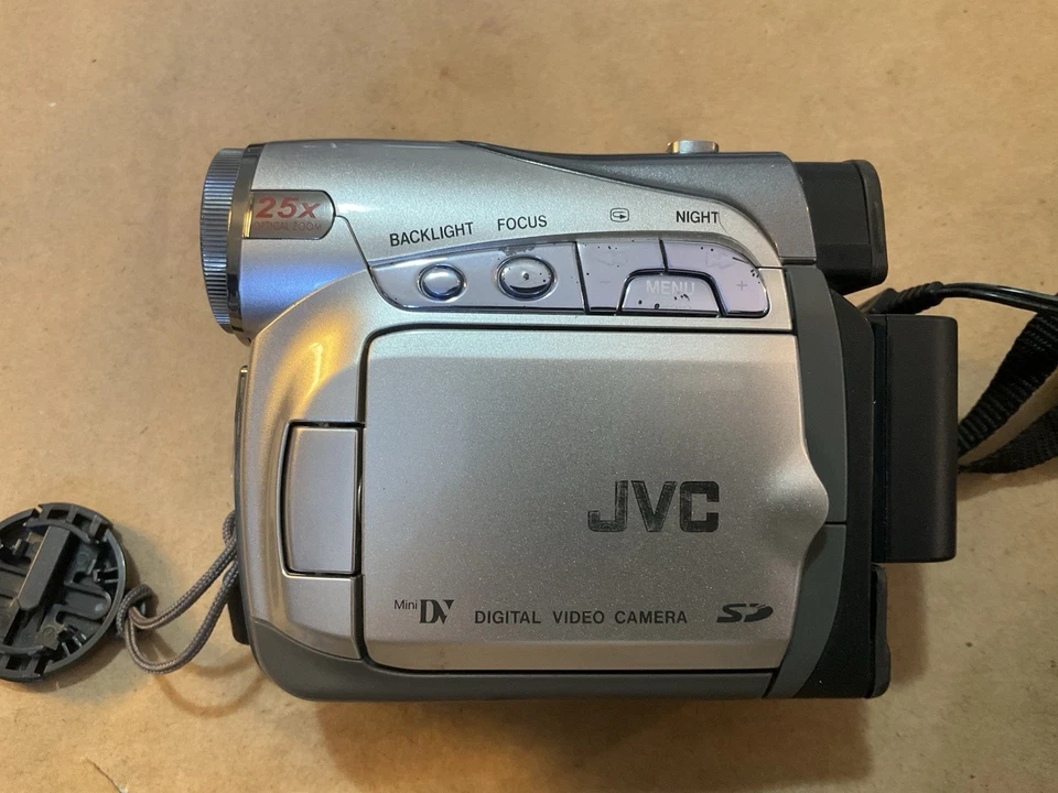 JVC MiniDV GR-D250U Camcorder 25x Zoom Optical Lens Cap Blank New Cass. Tape - Image 3 of 4