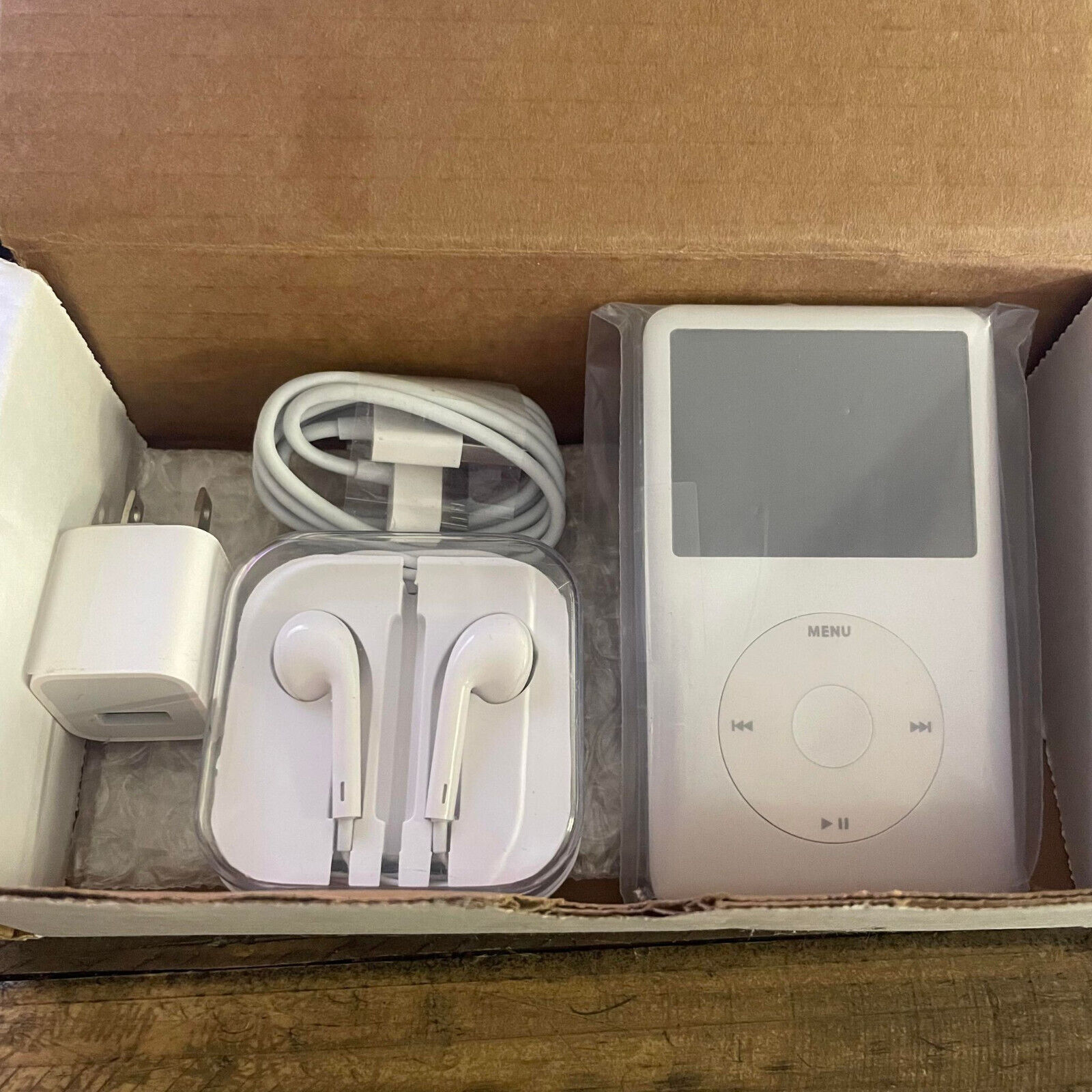 Apple iPod Classic A1238 2009 80 GB Gray w/ Charger Earbuds Bundle NEW W/O  Box