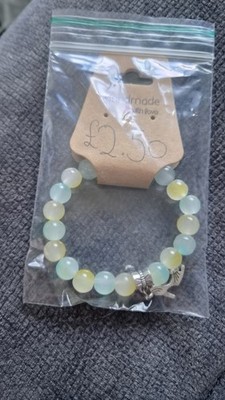 Hausgemachtes gelb-blaues Perlenarmband mit Schuhanhänger