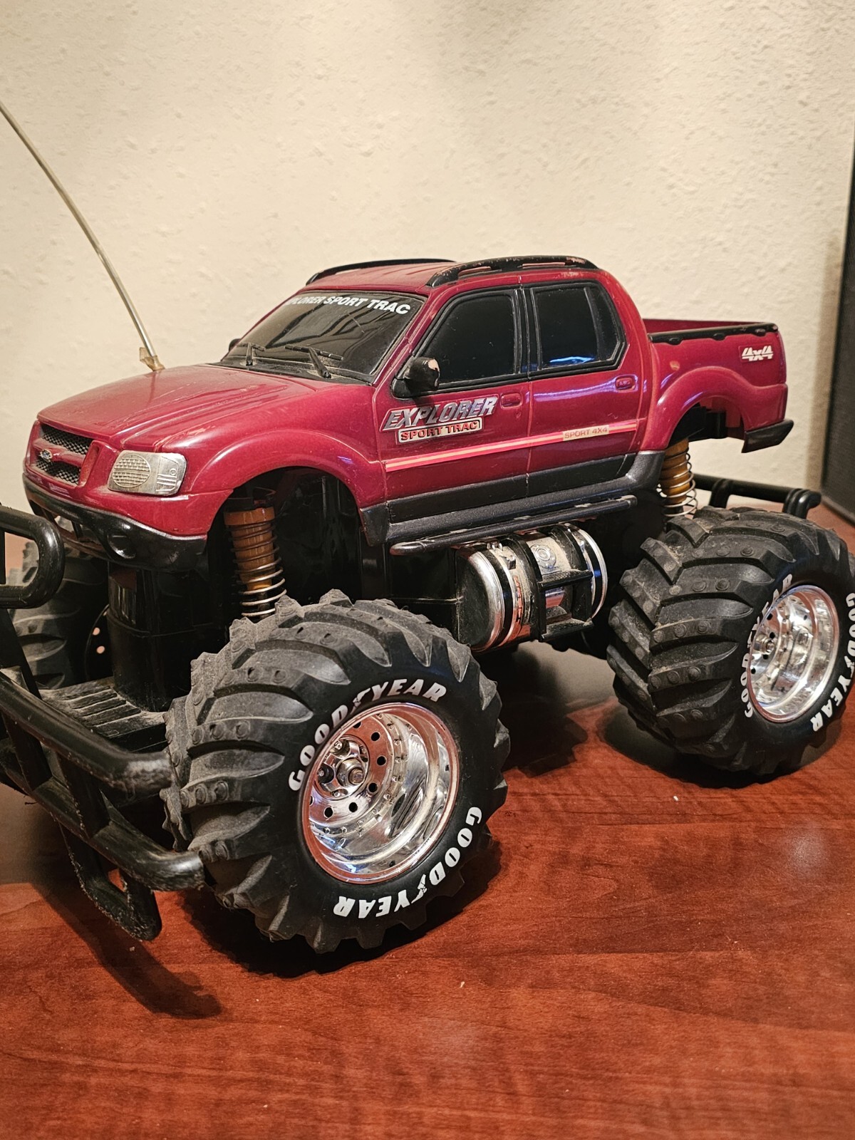 VINTAGE NEW BRIGHT RC 1:14, FORD EXPLORER F150 1999 RED