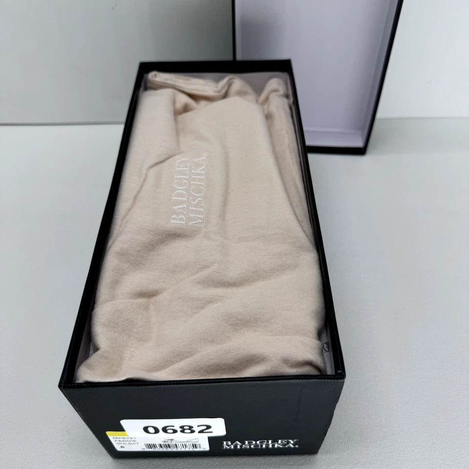 Badgley Mischka Mujer Fergie Ballet Plano, Seashell Satinado, Talla 6, Nuevo Foto 4 de 4