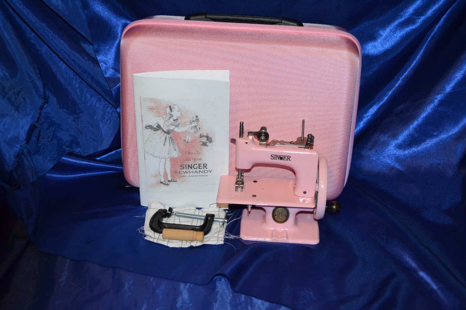 SINGER SEWHANDY 20 CHILDS TOY SEWING MACHINE POWDER COATED SERVICED TESTED CASE