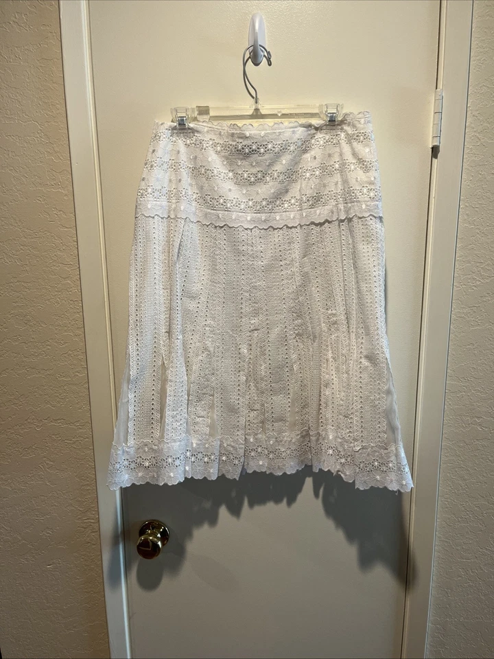 Falda bohemia bohemia de encaje con ojales acampanados blancos ECI New York inserciones de seda talla 8 Foto 3 de 4